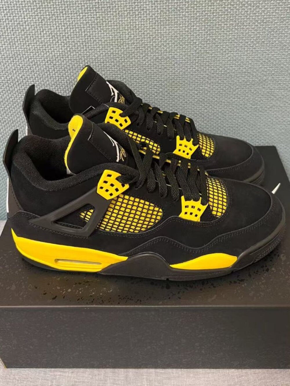 Jordan 4 Retro "Yellow Thunder" Men‘s Sneakers - Picture 3 of 5